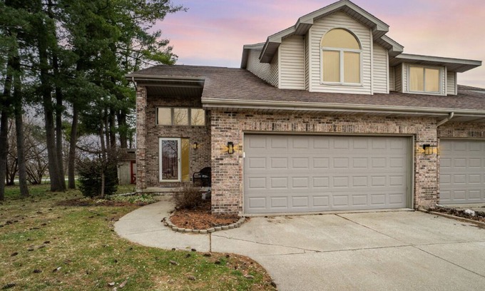 Saginaw House | 2bed 1 1/2 bath plus office with Futon, nice area of Saginaw! Sleep up to 6 ppl