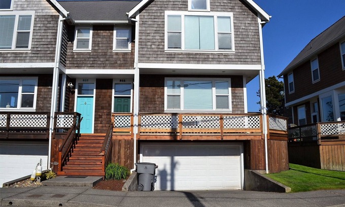 Seaside House | 2Bed/2.5 Bath, Newly Re-modeled Townhouse, w/Fireplace, Close to Everything