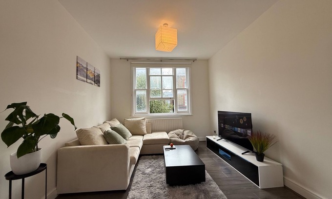 Canonbury Apartment | 2Bed Apartment-Sleeps 4, Pets Ok & Balcony