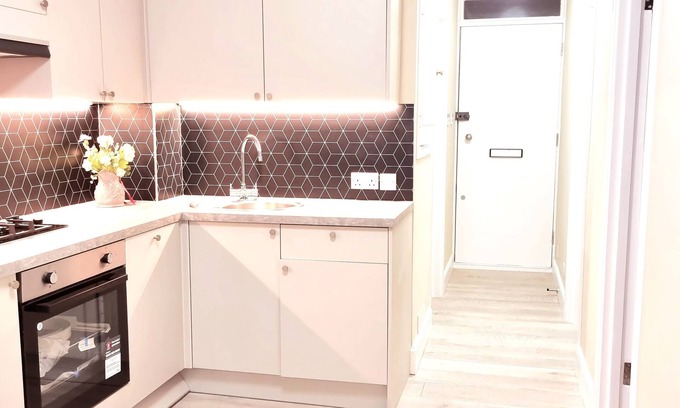 West Hill Apartment | 2bedroom private apartment within 5mins Earlsfield Train - 2 stops to Victoria