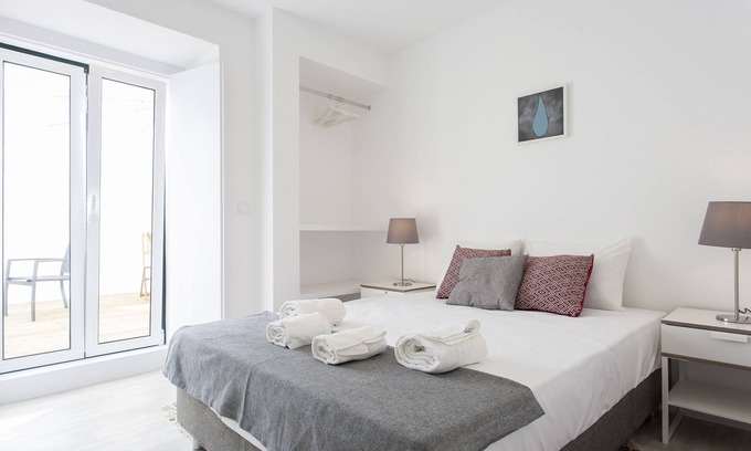 Santos Apartment | 2BLocal Castelo Picão Apartments