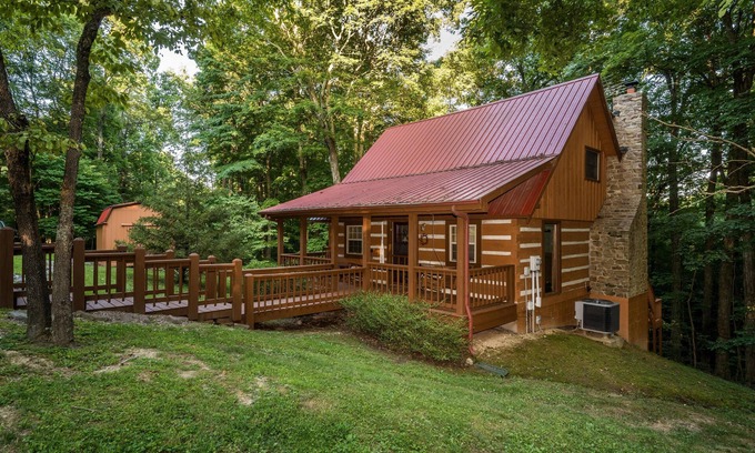 Helmsburg Cabin | 2BR, 2 BA Log Cabin
