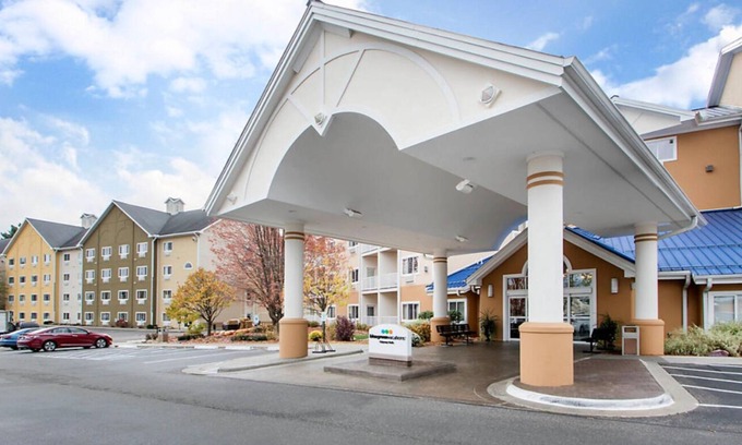 Lake Delton Resort | 2BR/2BA Condo at Bluegreen's Odyssey Dells Resort - water park right next door!