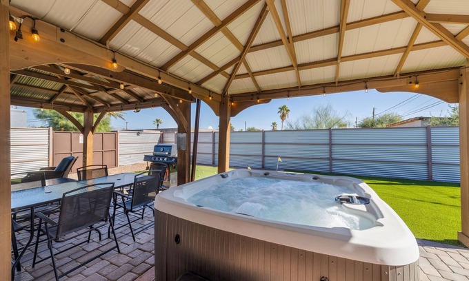 Tucson House | 2BR/2BA w/Jacuzzi & Putting Green Close to Airport