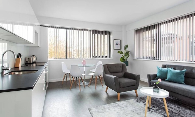 St Albans Apartment | 2BR Apartment w/Fully Equipped Kitchen & Comfortable Beds for the Perfect Stay