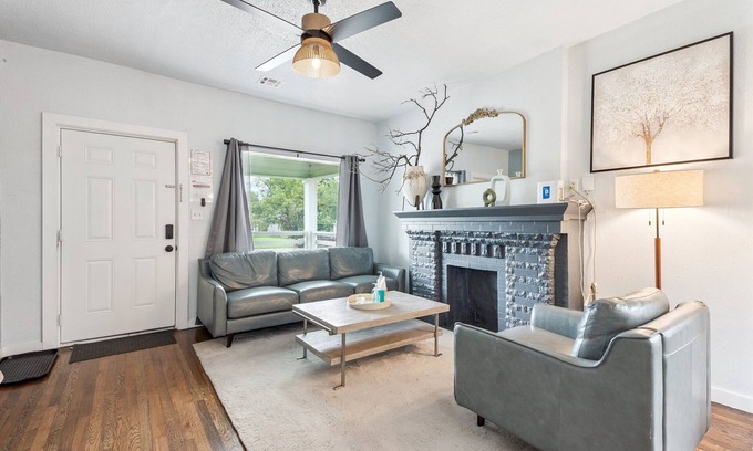 Central Oklahoma City House | 2BR Bungalow | 4 Mins to OKC State Fair | Private Yard & In Unit Laundry #09