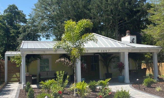 Caine Woods House | 2BR Bungalow -patio space-dog friendly- sleeps 4