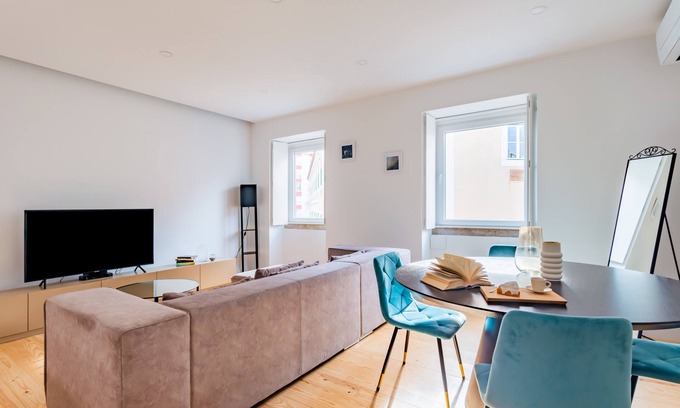 Santa Isabel Apartment | 2BR Campo de Ourique Living