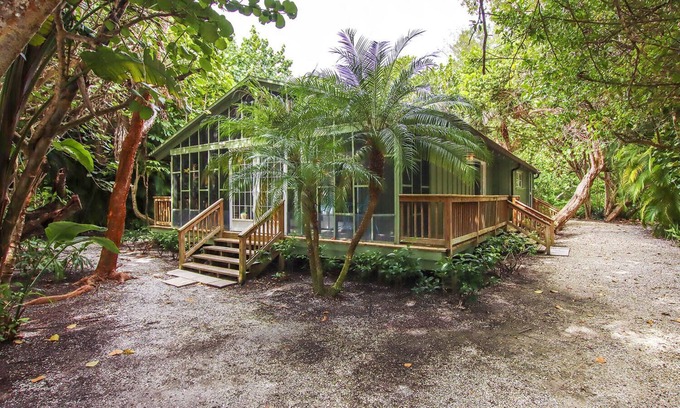 Captiva Cottage | 2BR Captiva Retreat Steps from the Beach with King Bed