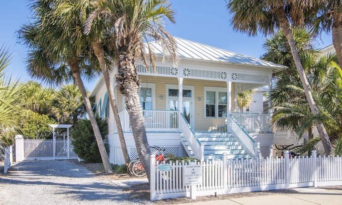 Holiday Isle Cottage | 2BR Coastal Cottage w/Private Courtyard + Close to Beaches| Coconut Cottage
