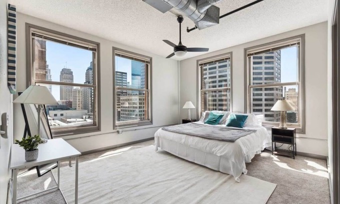 Downtown Kansas City Apartment | 2BR Cozy Downtown Loft with Indoor Pool & Gym