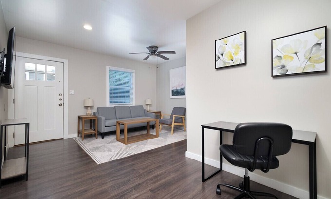 Southtown Condo | 2BR Downtown Flat Insurance & Relocation Housing Fast Wi-Fi 30+ Nights