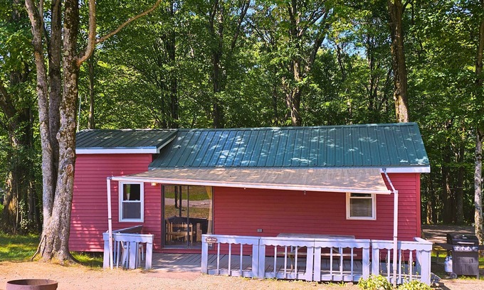 Russell Cabin | 2BR Eagles Nest Cottage