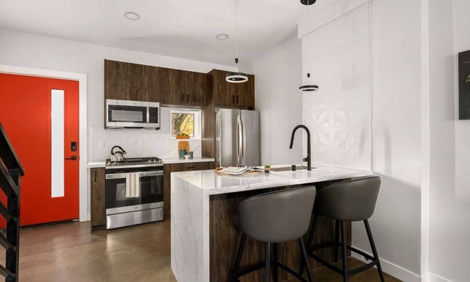 North Beacon Hill House | 2BR Modern Seattle Home | 360 Views | Roof Deck