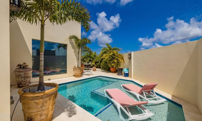 Washington House | 2BR Private Pool ~ OutdoorDining ~ Amazing Gardens