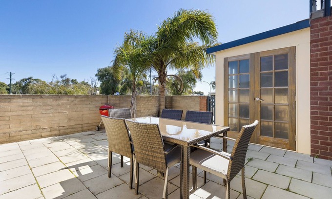 Rockingham House | 2BR Rockingham Beach Retreat
