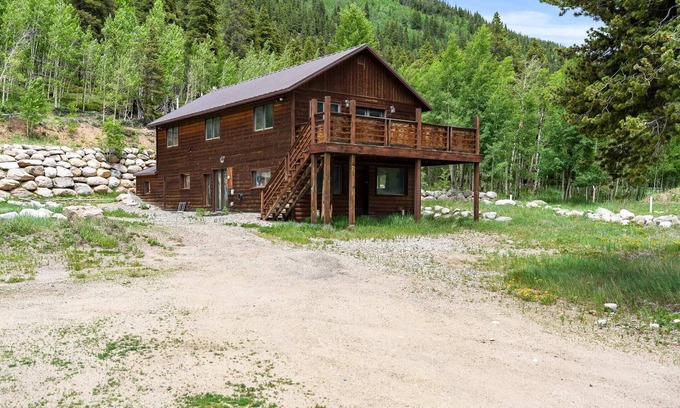 Leadville North House | 2BR Rustic Cabin - Private Oasis, Mountain View