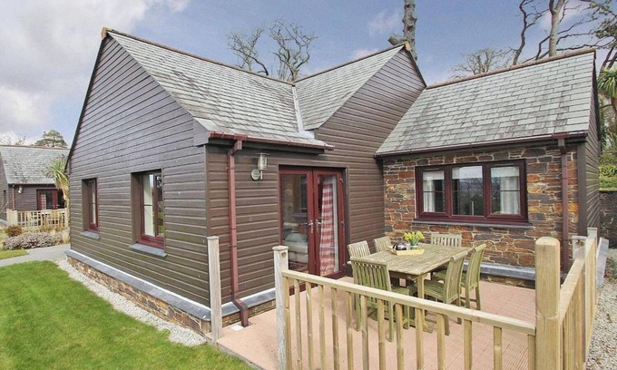 Par Cabin | 2br-sleeps4-pool-freeparking-trenythonestate