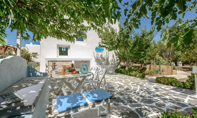 Agia Anna House | 2mins from Agia Anna/Plaka beach, family-friendly, quiet with backyard + garden