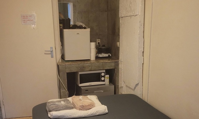 Duivendrecht House | 2mx3m bedroom +1mx1m bathroom near metro Van der Madeweg station