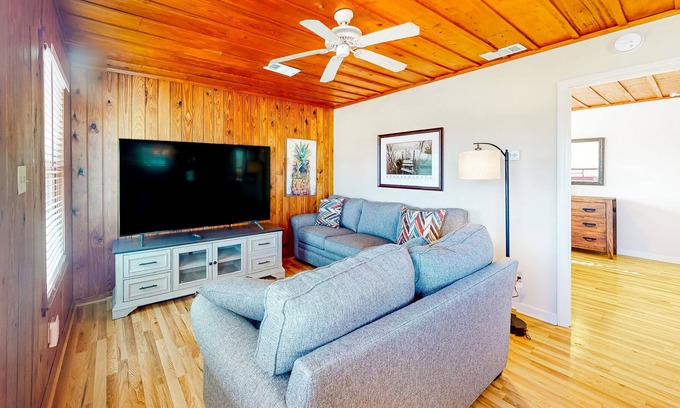 East End Cottage | 2nd-floor dog-friendly cottage near the beach with deck, WiFi, outdoor dining