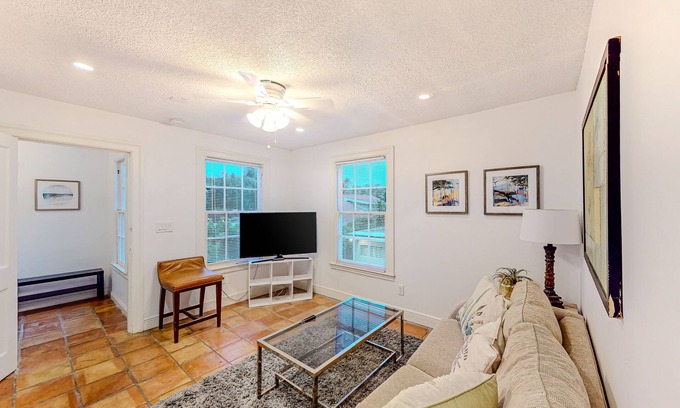 Old Northwood Cottage | 2nd-story apartment with central AC & stackable W/D - near beach/attractions
