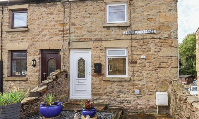 Ffynnongroyw Cottage | 3 ABERGELE TERRACE, pet friendly, with a garden in Ffynnongroyw