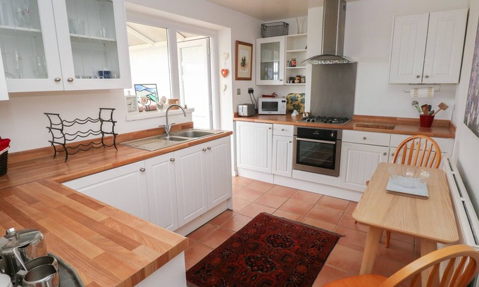 Llanelli House | 3 AELYBRYN, pet friendly, country holiday cottage in Pwll