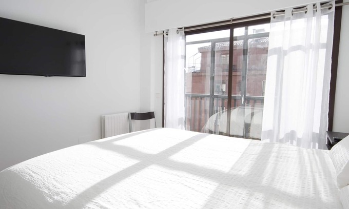 Barrio de La Latina Apartment | 3 bdm, bright, elevator in old Madrid