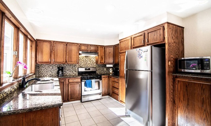 Leona Heights House | 3+Bdr, 2.5 bath w/extra space for remote work. Oakland Hills