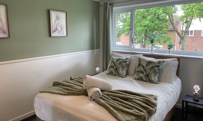 Newcastle-upon-Tyne House | 3 bdrm, with fab links & parking