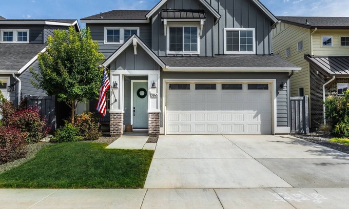 Nampa House | 3 bed/2.5 bath home with gym and pool access. 5 minutes from shopping + freeway