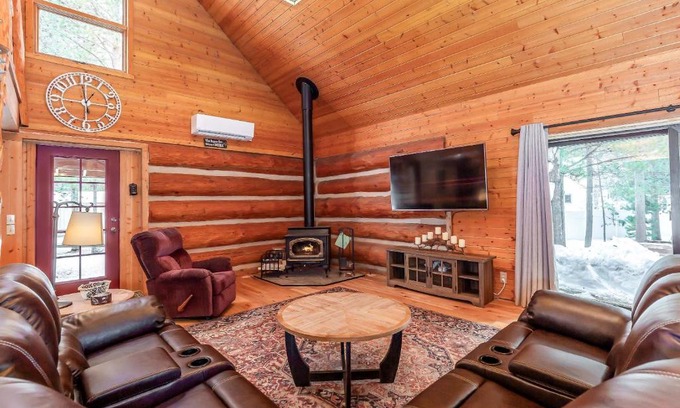 Oregon Water Wonderland House | 3 bed 2 bath Cabin Pet Friendly Hot Tub Sunriver Home