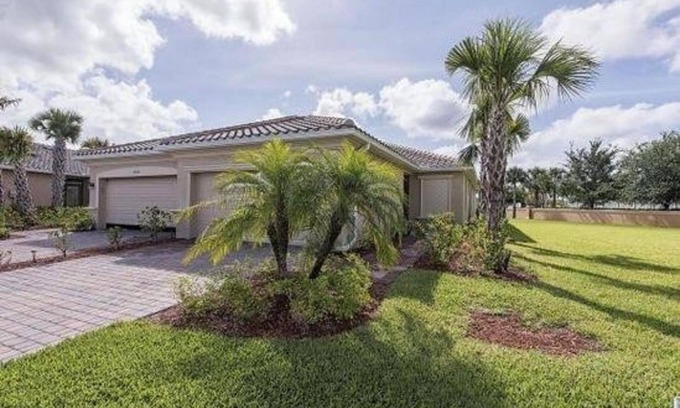 Naples Villa | 3 bed, 2 bath villa in Reflection Lakes avail Feb 2020