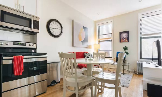 Williamsburg House | 3 BED 2 BATH Williamsburg Brooklyn APARTMENT in Classic Brick Townhouse