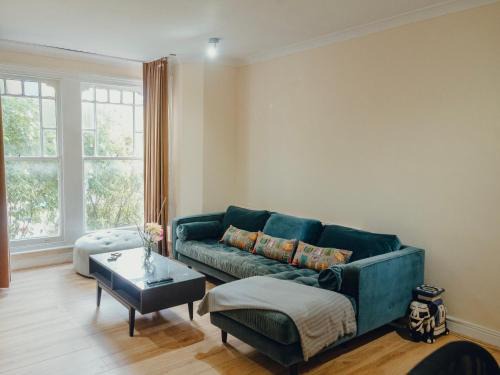 Crouch End Apartment | 3 bed Apartment London with Balcony & Workspace