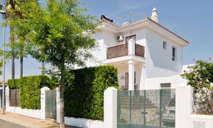El Portil Villa | 3 bed/bathroom villa with own pool, free wifi, beach, bars & restaurants.