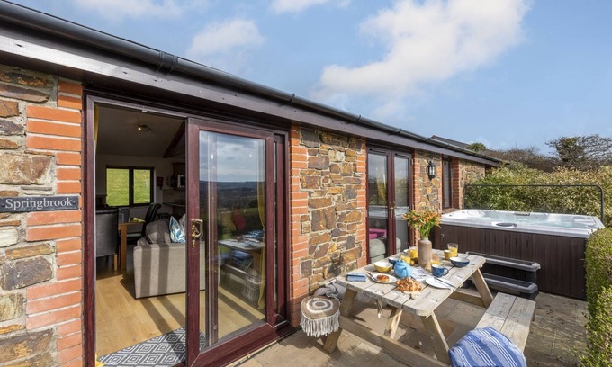 Nancekuke House | *3 Bed Bungalow*Near Portreath Beach*Hot Tub*Free Parking & WiFi*