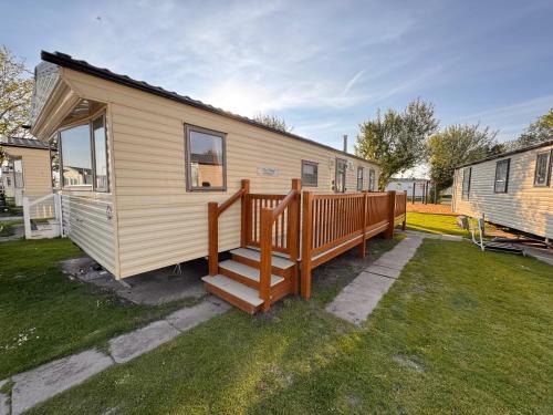 Towyn Ski Chalet | 3 Bed Caravan - Side gated decking WiFi Pets