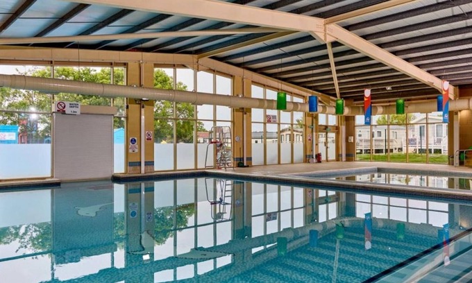 Clacton-on-Sea Cabin | 3 Bed Caravan Sleeps 8 - Parking, Bbq, Pool