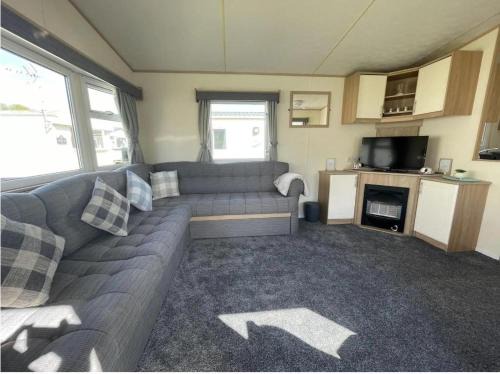 Clacton-on-Sea House | 3 Bed Caravan Sleeps 8 - Parking Bbq Pool