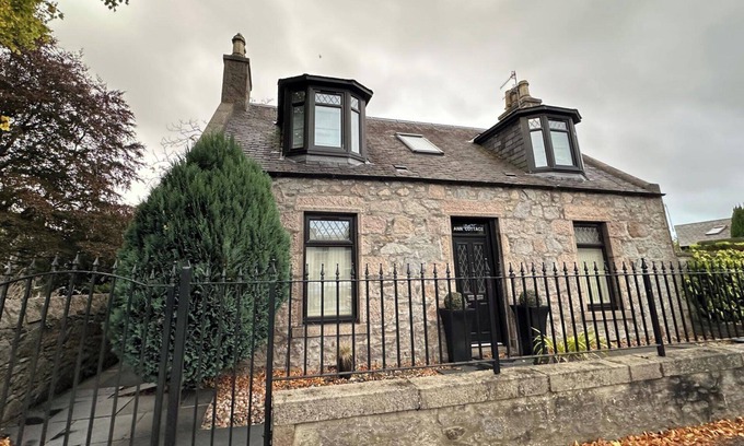 Bucksburn Cottage | 3 Bed Cottage Sleeps 2 with Parking, Garden & Wifi