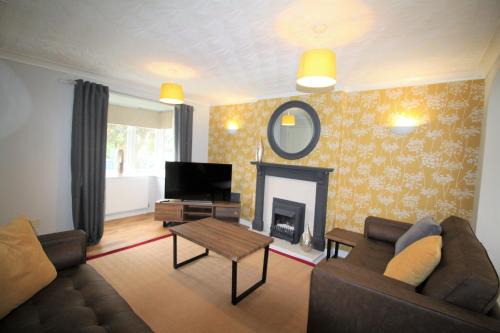 Warmsworth House | 3 Bed Detached - 3 Bathrooms - Parking - Quiet