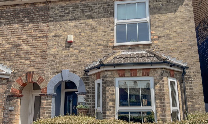 Lowestoft House | 3 bed Edwardian holiday home 150 yards to Pakefield’s golden beach