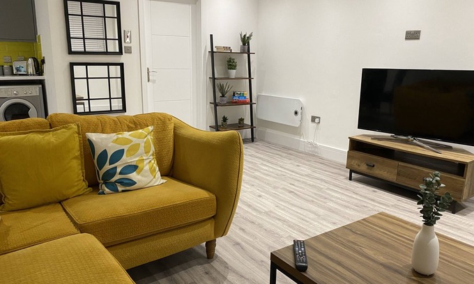 Cwmbrwla Apartment | 3 Bed Flat - Sleeps 6 - Parking - Wifi