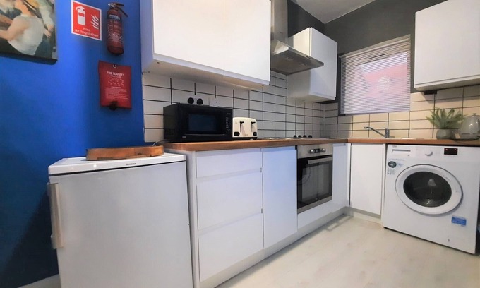 Colchester House | 3-bed House in Colchester With Parking and Wifi