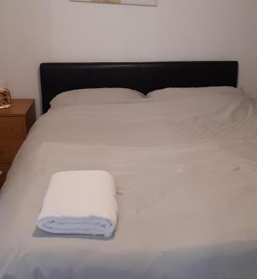 Rushden House | 3 Bed House - Sleeps 4 - Parking - Wifi