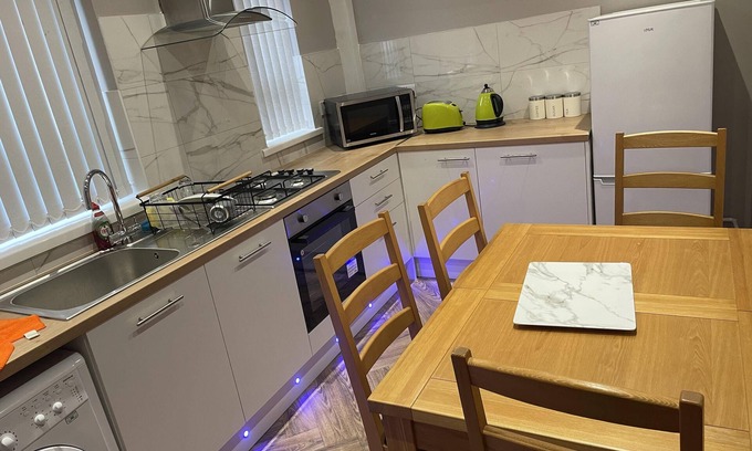 Bradford House | 3 Bed House - Sleeps 5 - Parking - Wifi