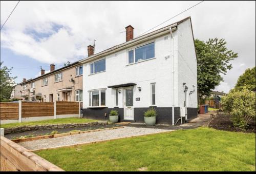 Belthorn House | 3 Bed House - Sleeps 5 - Parking - Garden - Wifi