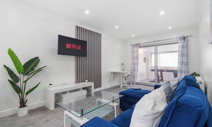 Staines House | 3-Bed House, Sleeps 7 w/Parking, Close to Airport